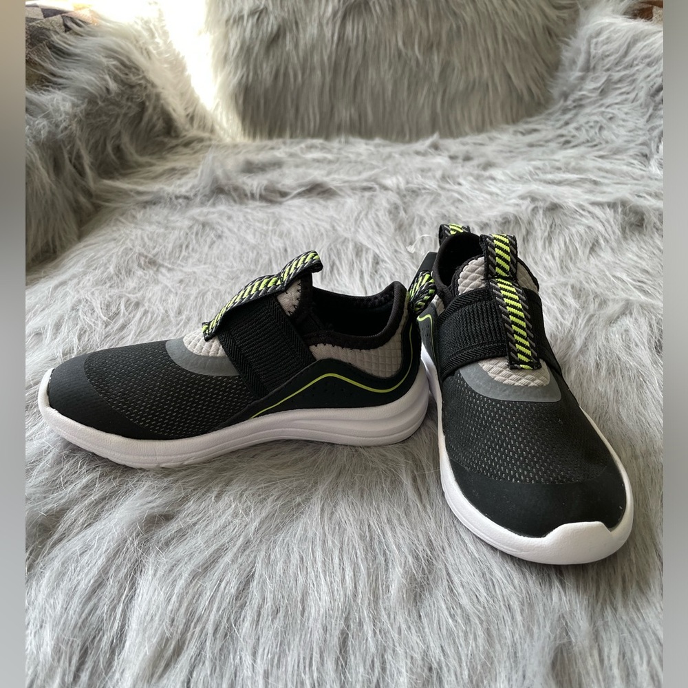 NWT Boys ATHLETICS WORKS Slip On Athletics sneakers. Size 9 - Picture 2 of 6